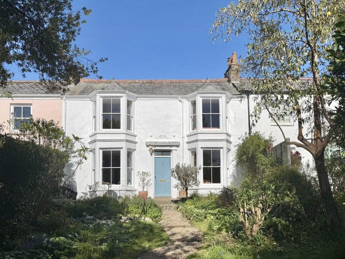 3 bed property in Trennick Row, Truro